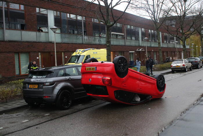 Auto belandt op zijn kop bij eenzijdig ongeluk