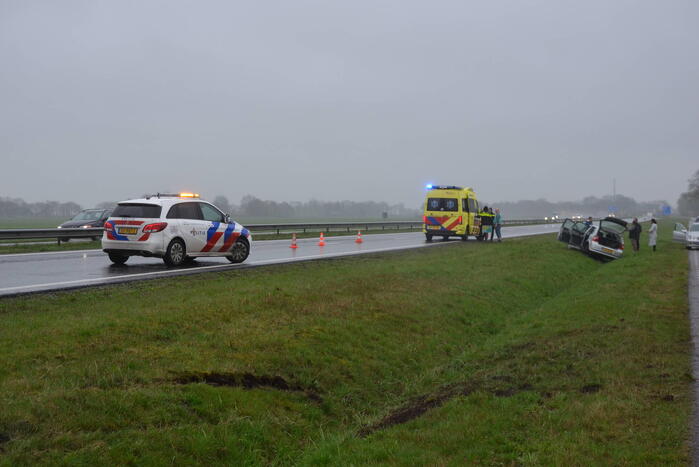 Automobilist verliest macht over stuur en belandt in greppel, Rijksstraatweg Ryptsjerk