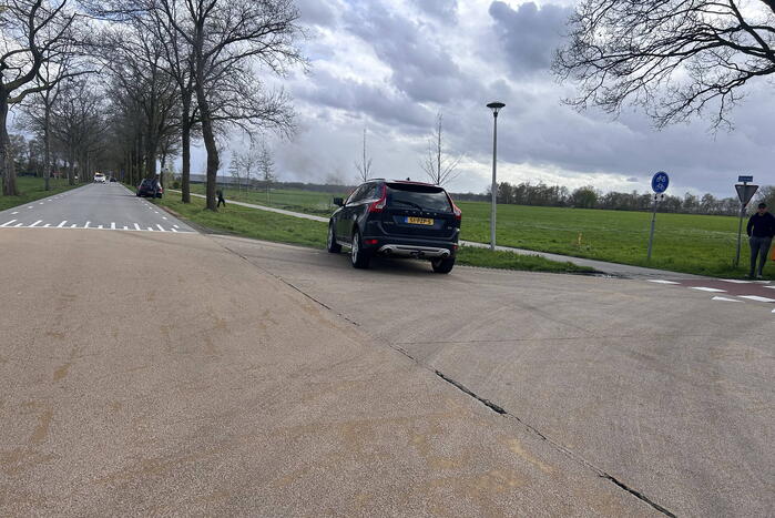 Auto vliegt tijdens het rijden in brand