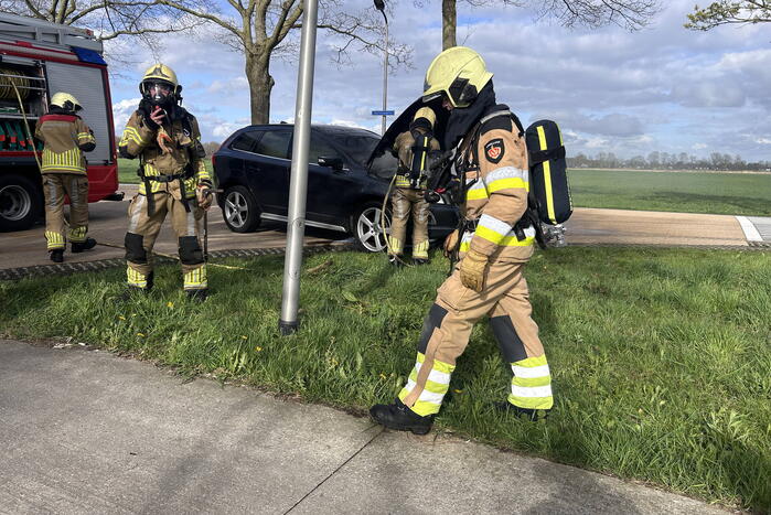 Auto vliegt tijdens het rijden in brand