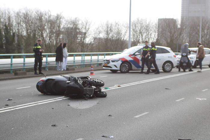 Motorrijder rijdt achterop bestelbus en raakt zwaargewond