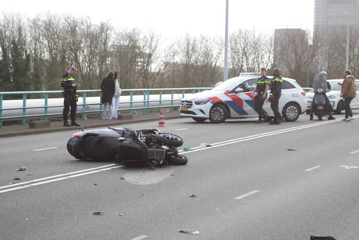 Motorrijder rijdt achterop bestelbus en raakt zwaargewond