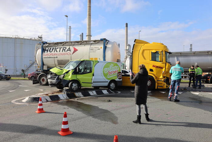 Bestelbus fiks beschadigd na aanrijding met vrachtwagencombinatie