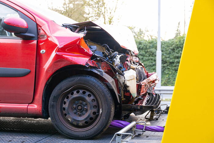 Ongeval tussen twee auto's en een vrachtwagen op snelweg