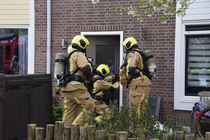 Brandweer blust brand op zolder