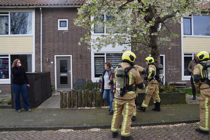 Brandweer blust brand op zolder