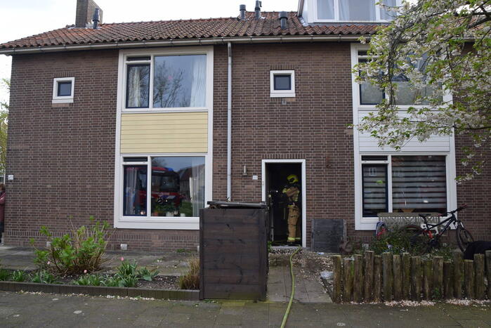 Brandweer blust brand op zolder