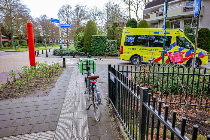 Jongedame op fiets in botsing met auto
