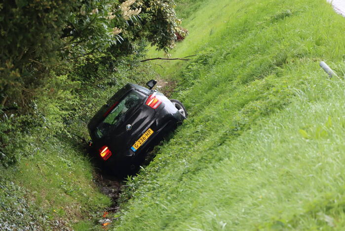Automobilist raakt van de weg na botsing met paal