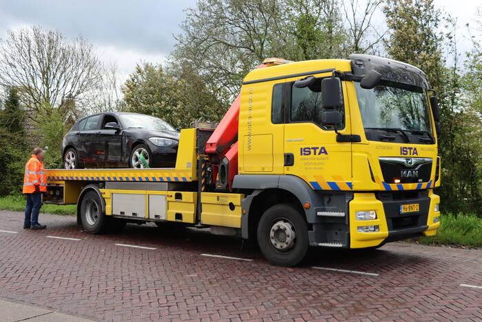 Automobilist raakt van de weg na botsing met paal
