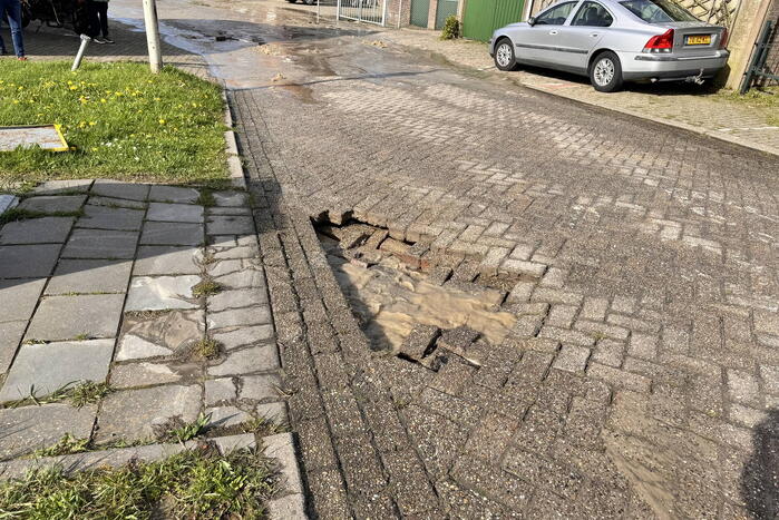 Wegdek verzakt door leidingbreuk