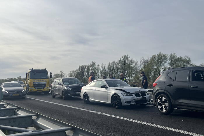 Flinke file door ongeval met drie voertuigen
