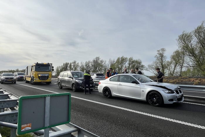 Flinke file door ongeval met drie voertuigen