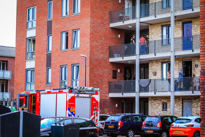 Bewoonster gewond bij brand in oven