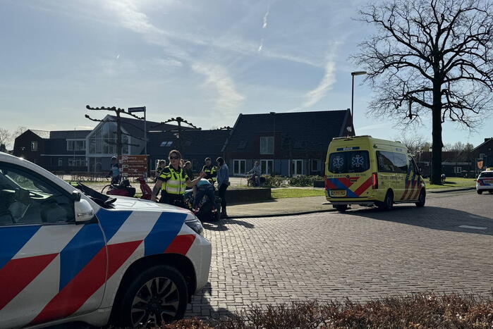 Automobilist en scooterrijder in botsing
