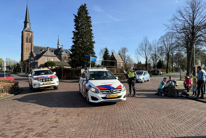 Automobilist en scooterrijder in botsing