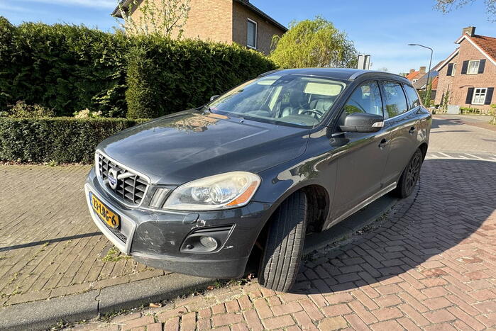 Automobilist en scooterrijder in botsing