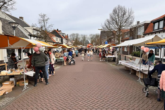 Lentemarkt druk bezocht op warme lentedag