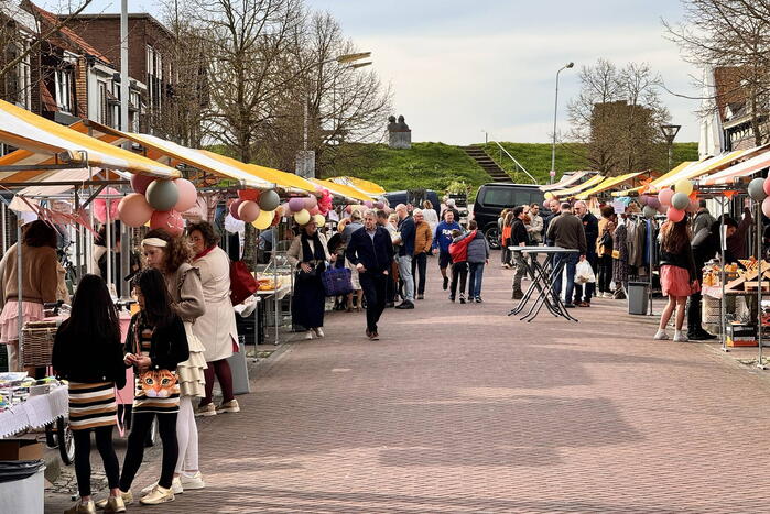 Lentemarkt druk bezocht op warme lentedag