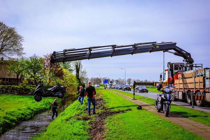 Motorrijder raakt van de weg en belandt in sloot