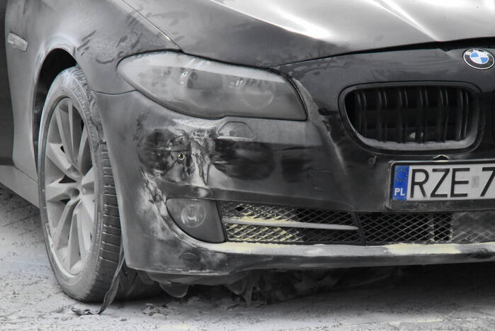 Politie blust beginnende brand in auto