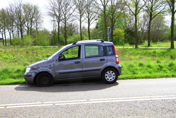 Twee voertuigen beschadigd na botsing
