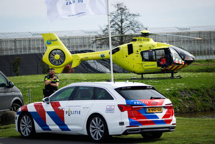 Traumahelikopter landt voor medische noodsituatie tijdens kom in de kas