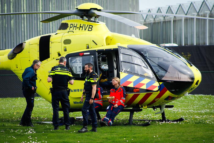 Traumahelikopter landt voor medische noodsituatie tijdens kom in de kas