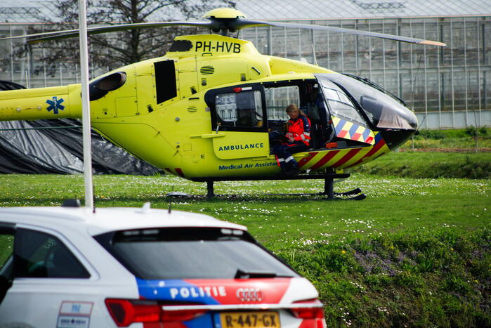 Traumahelikopter landt voor medische noodsituatie tijdens kom in de kas
