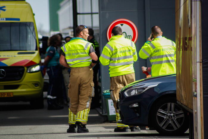Traumahelikopter landt voor medische noodsituatie tijdens kom in de kas