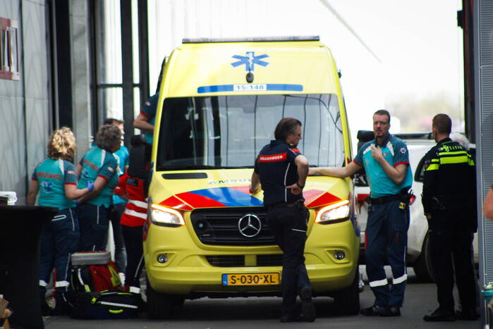 Traumahelikopter landt voor medische noodsituatie tijdens kom in de kas