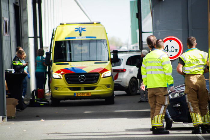 Traumahelikopter landt voor medische noodsituatie tijdens kom in de kas