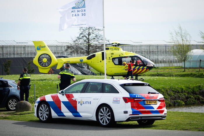 Traumahelikopter landt voor medische noodsituatie tijdens kom in de kas