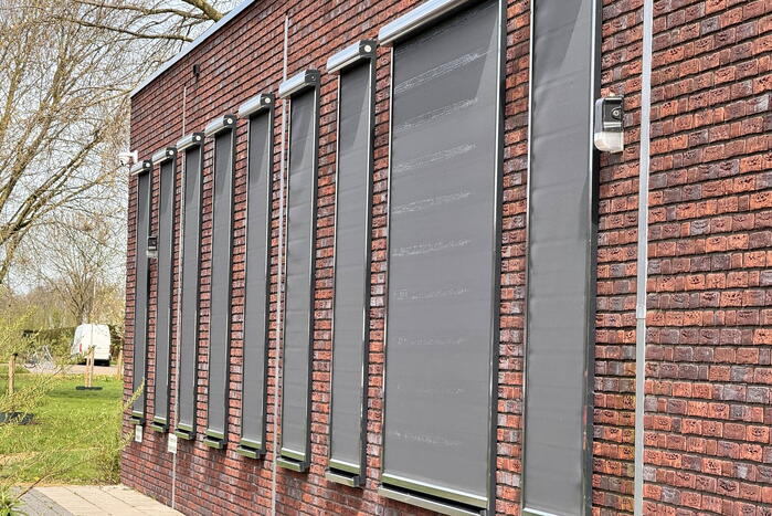 Zwerver krijgt drinken van kerk en gooit hierna elf ramen in