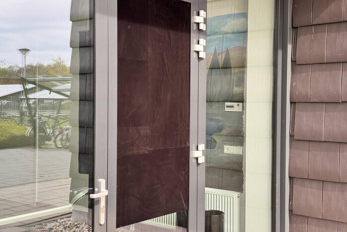 Zwerver krijgt drinken van kerk en gooit hierna elf ramen in