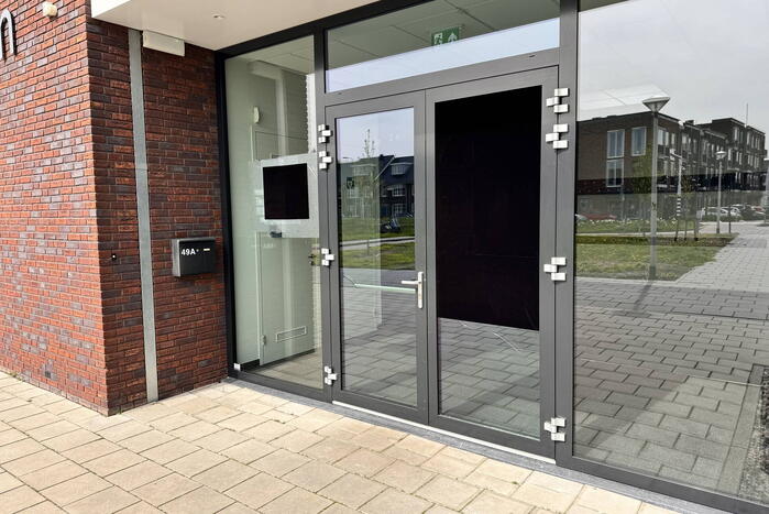 Zwerver krijgt drinken van kerk en gooit hierna elf ramen in