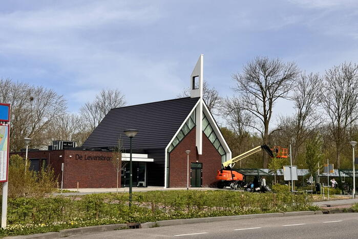 Zwerver krijgt drinken van kerk en gooit hierna elf ramen in