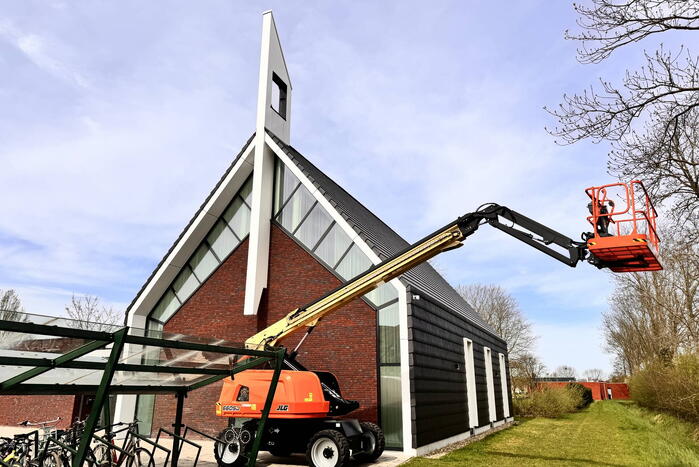 Zwerver krijgt drinken van kerk en gooit hierna elf ramen in