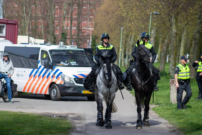 Politie massaal aanwezig bij demonstratie, meerdere charges uitgevoerd