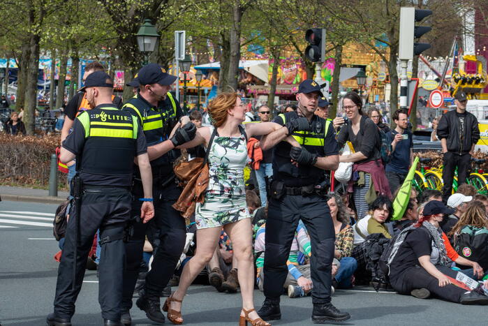 Politie massaal aanwezig bij demonstratie, meerdere charges uitgevoerd