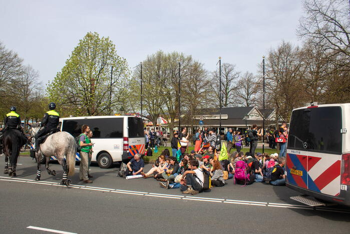 Politie massaal aanwezig bij demonstratie, meerdere charges uitgevoerd