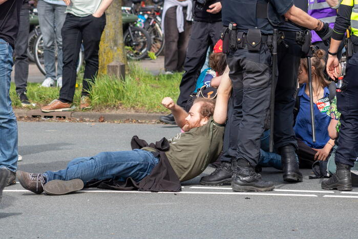 Politie massaal aanwezig bij demonstratie, meerdere charges uitgevoerd