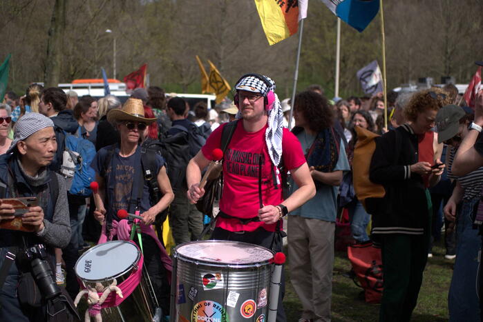 Politie massaal aanwezig bij demonstratie, meerdere charges uitgevoerd