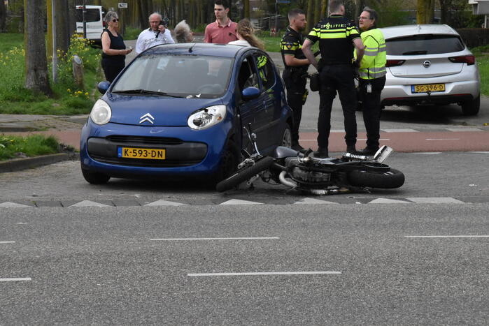 Motorrijder gewond bij botsing met auto