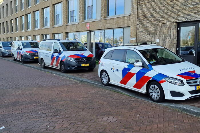 Vrouw meerdere keren gestoken bij woning