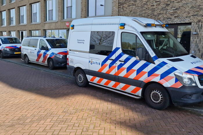 Vrouw meerdere keren gestoken bij woning