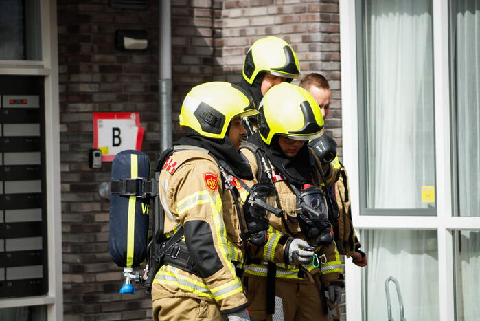 Brandweer onderzoekt stank in appartement