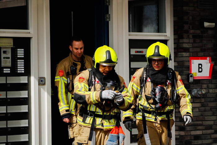 Brandweer onderzoekt stank in appartement