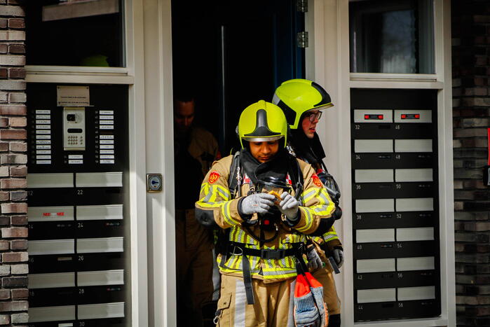 Brandweer onderzoekt stank in appartement