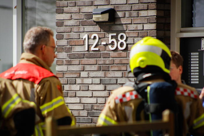 Brandweer onderzoekt stank in appartement